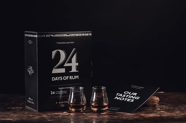 Černý adventní kalendář s rumy