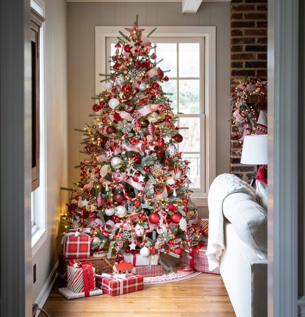 Vánoční strom v červené a bílé barvě.