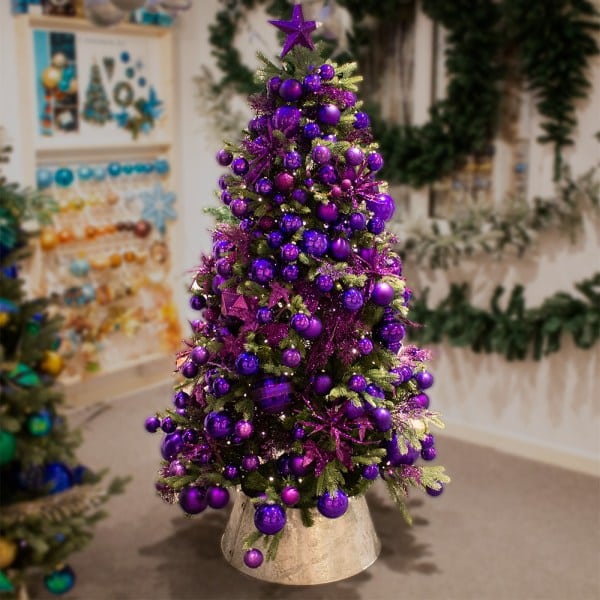 Inspirace v podobě vánočního stromku s fialovými ozdobami.