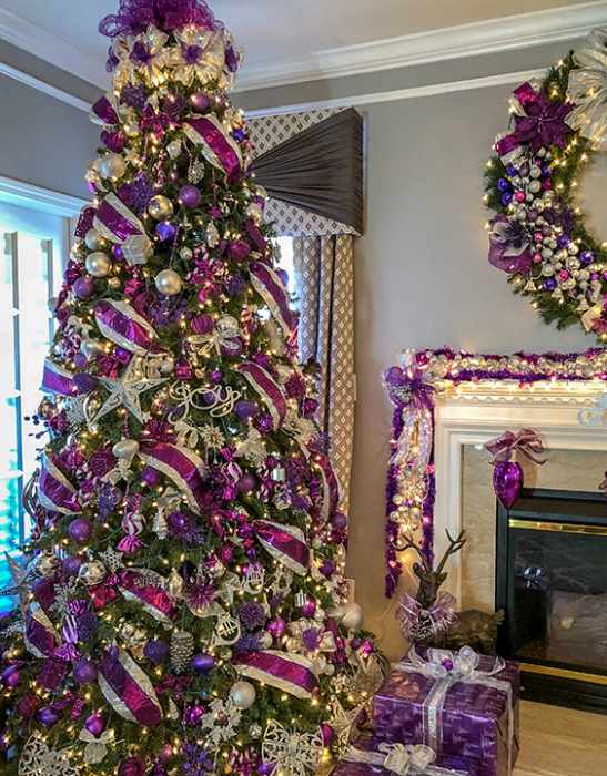 Vánoční dekorace ve fialové barvě.