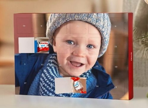 Foto kalendář k adventu s produkty Kinder a s fotografií malého dítěte.