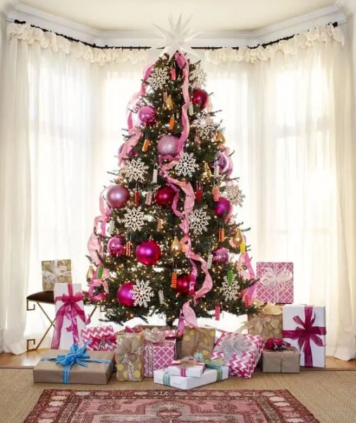 Vánoční strom v růžové barvě.