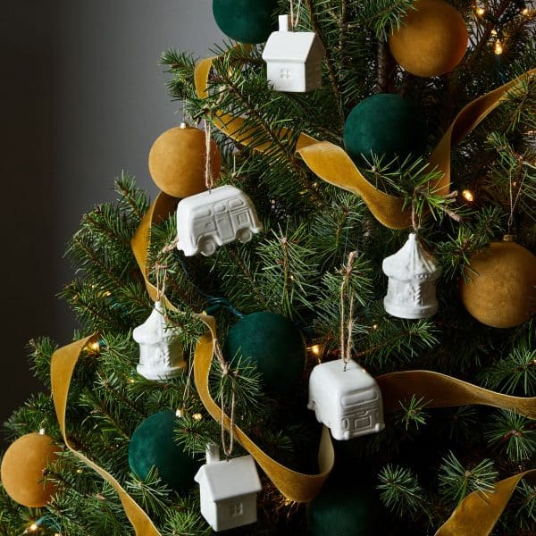 Vánoční stromeček s porcelánovými ozdobami.