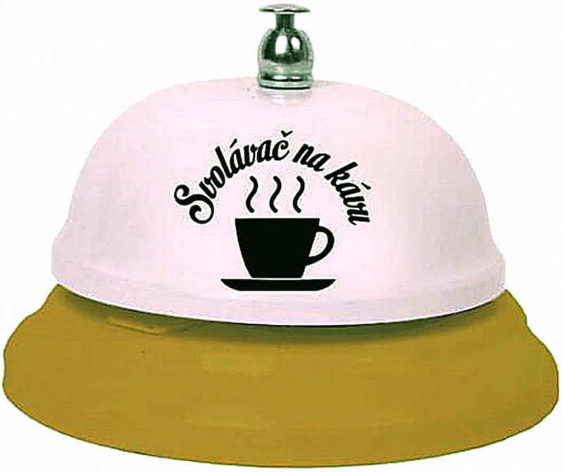 Zvoneček s nápisem Svolávač na kávu.