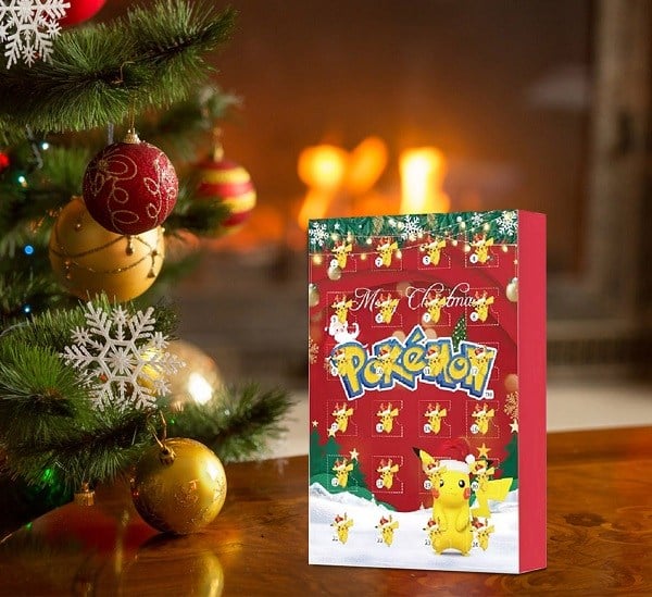 Adventní kalendář s Pokémony na pozadí vánočního stromku.