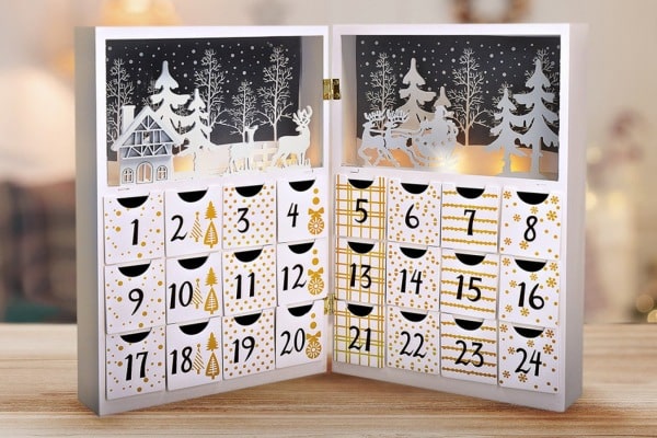 Dřevěný adventní kalendář.