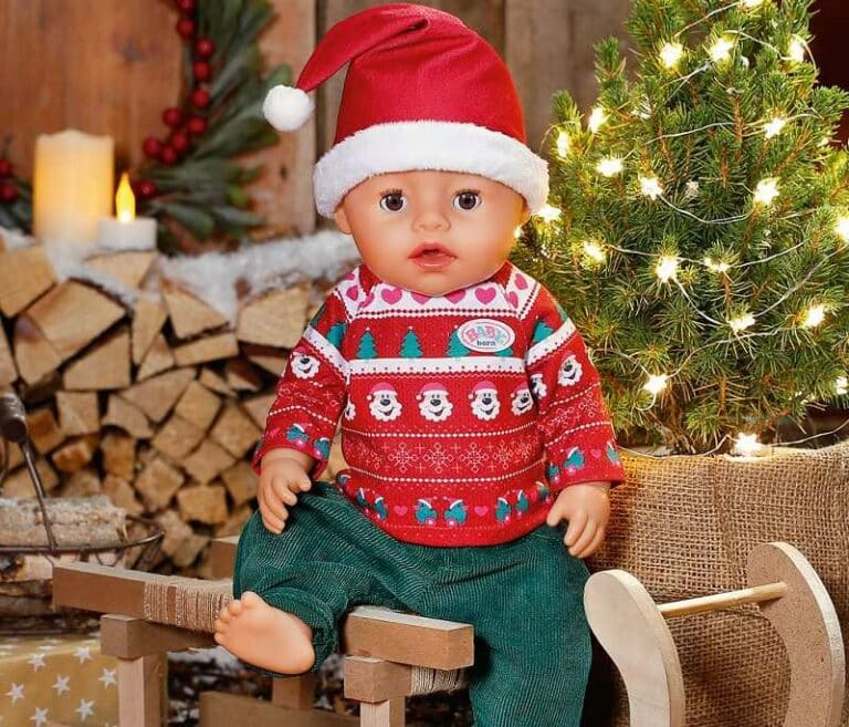 Panenka Baby born ve vánočním oblečku na saních.