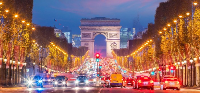 Osvetlená hlavná parížska ulica.