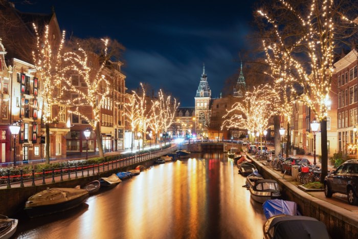 Vánočně osvětlené kanály v Amsterdamu.