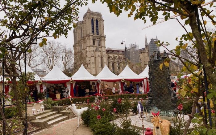 Vánoční trhy u Notre Damme.
