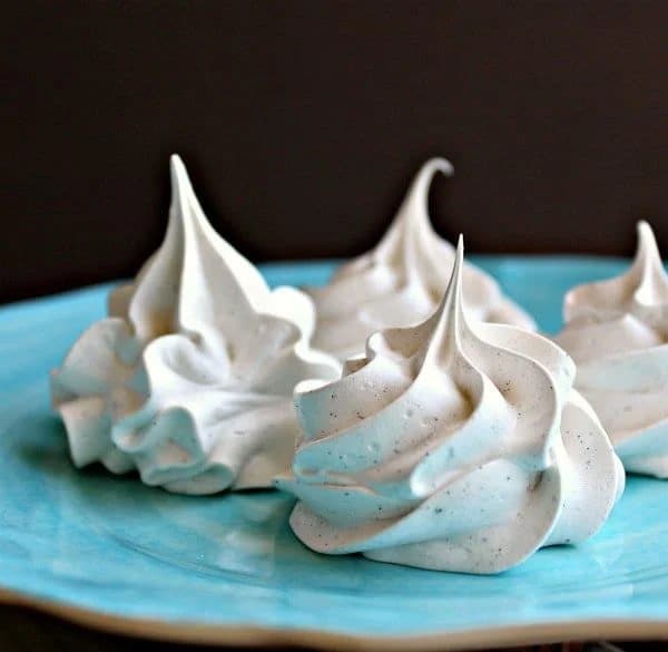 Sněhové pusinky s vanilkou a skořicí na talířku.