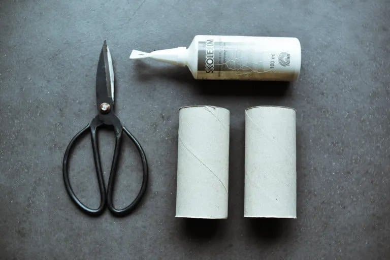 2 role od toaletního papíru, nůžky a lepidlo.