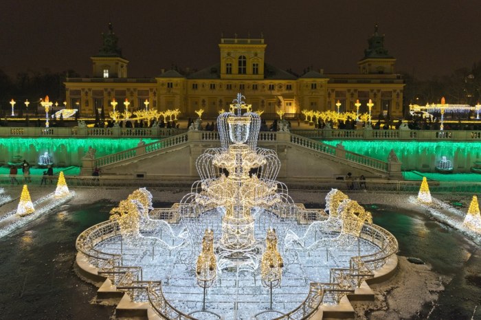 Vianočne osvietený palác vo Varšave.