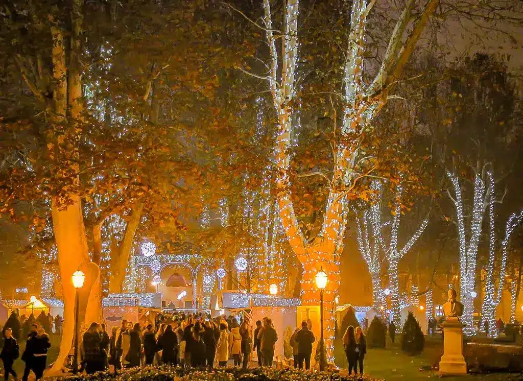 Vianočne osvetlený park Zrinjevac.