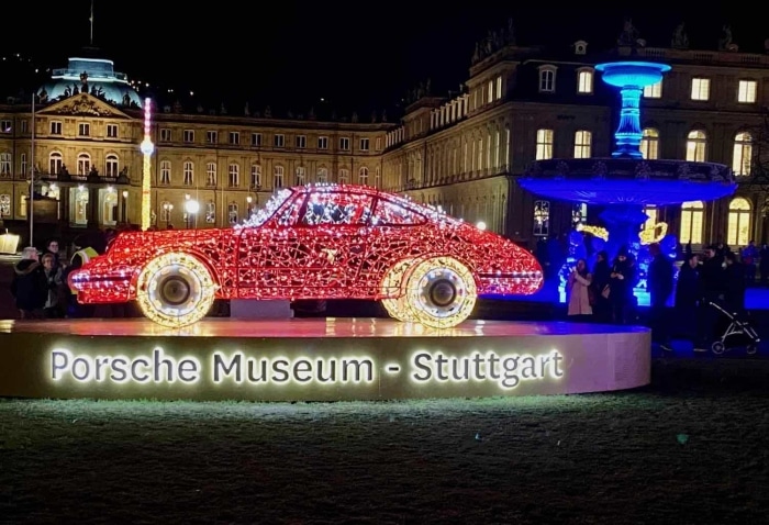 Světelné Porsche ve Stuttgartu.