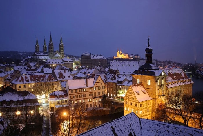 Mesto Bamberg v zime.