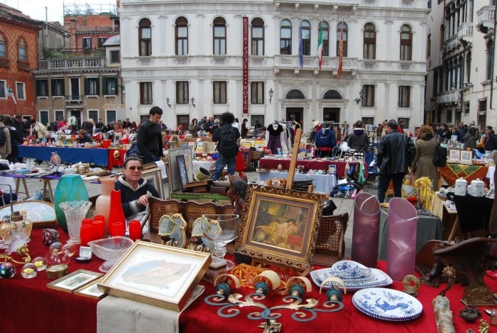 Historické trhy so starožitnosťami v Benátkach.