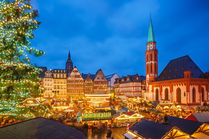 Pohled na frankfurtské vánoční trhy.