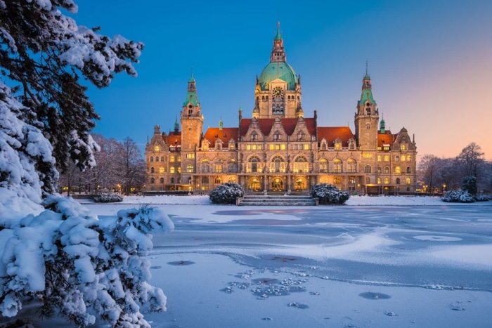 Hannoverská radnice v zimě.