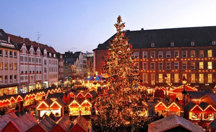 Adventní trhy s vánočním stromeme.