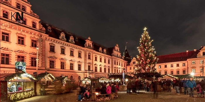Vianočné trhy na zámku v Regensburgu.