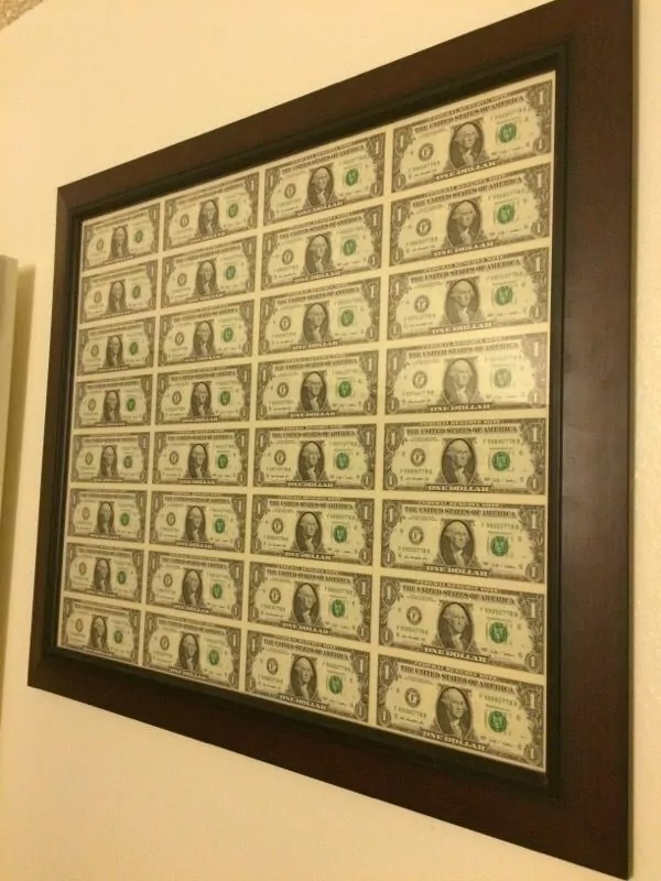 Peníze v rámu pod sklem. Obraz z bankovek jako netradiční dárek. 