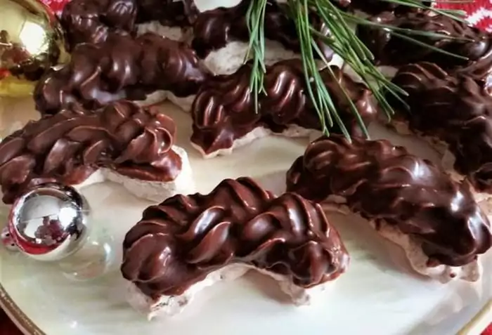 Stříkané rohlíčky z ořechů s čokoládou a krémem.