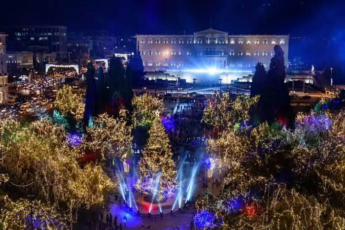 Vánočně vyzdobené náměstí Syntagma v Aténách.