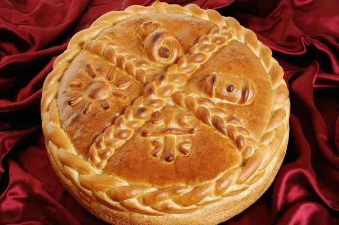 Tradiční česnica, srbský vánoční chléb.