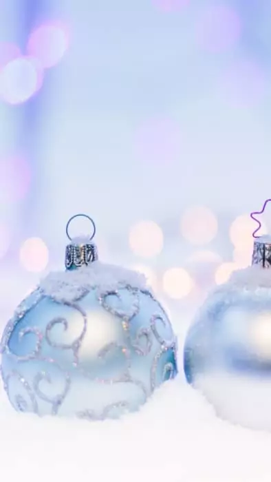 Modro fialová světlá tapeta s vánočními koulemi