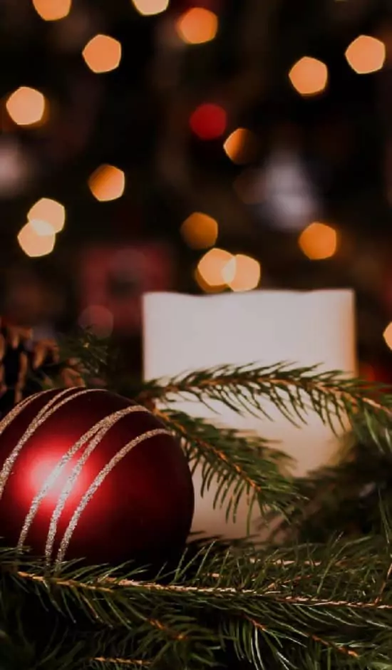 Tapeta na mobil s vánoční ozdobou na větvičce