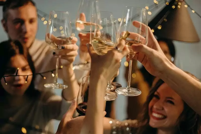 vánoční večírek, mnoho veselých lidí si připíjí šampaňským