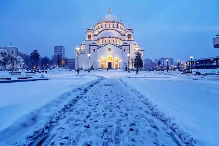 Zasněžený pravoslavný chrám v Bělehradě.