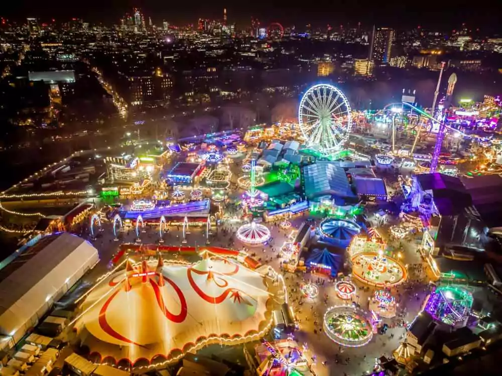 Osvětlené vánoční trhy v Anglii v zábavním parku Winter Wonderland v Hyde Parku