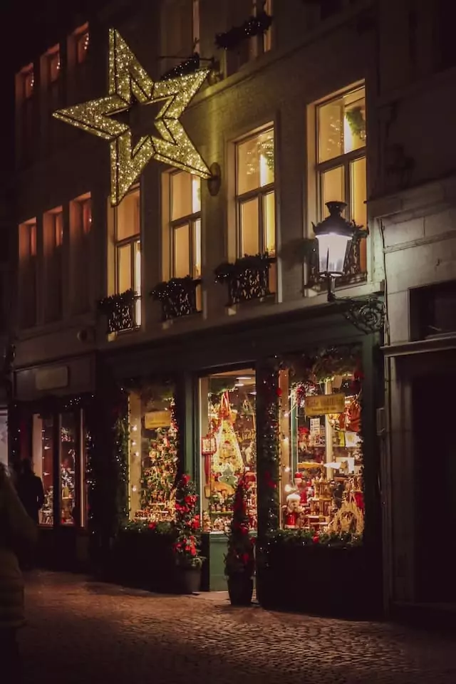 Obchod ve Štrasburku s vánoční výzdobou