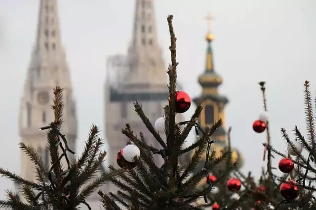 Vánoční trhy a strom v Záhřebu 