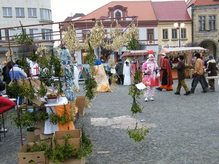 Adventní trhy na náměstí v Nymburce.